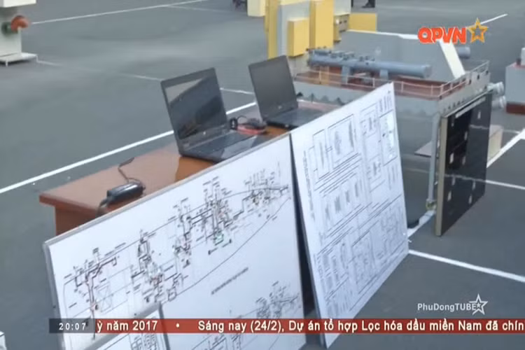 Có thể thấy, hai bên hông tàu 015 Trần Hưng Đạo cũng như 016 Quang Trung sẽ được lắp bệ phóng 2 ống. Như vậy, tổng cộng các tàu Gepard 3.9 sẽ có 4 ống phóng ngư lôi. Nguồn ảnh: Kênh QPVN