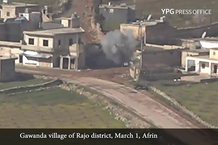 Khói đen bốc lên từ chiếc xe trúng đạn hôm 1/3. Ảnh: YPG.