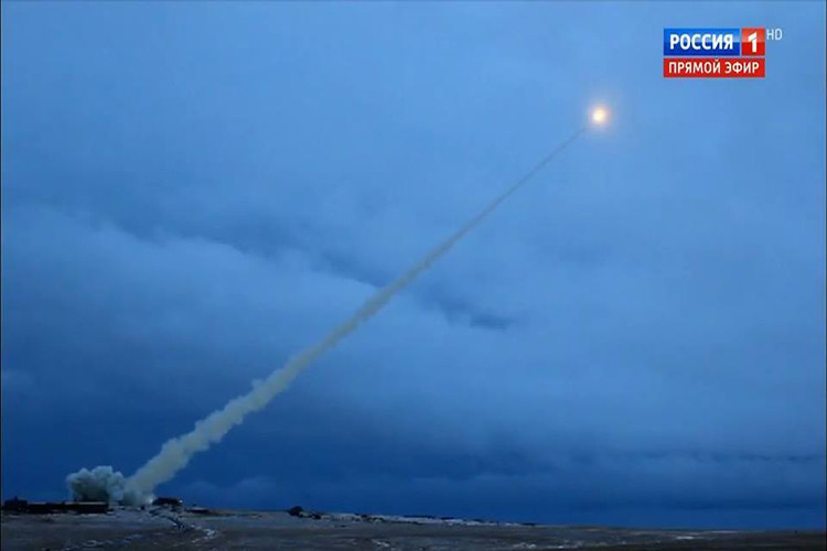 Dựa trên những thông tin ban đầu có được, tên lửa hành trình mới của Nga được trang bị hệ thống động cơ đẩy sử dụng năng lượng hạt nhân có khả năng hoạt động không giới hạn, có thể tấn công bất cứ mục tiêu nào trên thế giới và hoạt động một cách độc lập. Hiện tại Nga vẫn đang trong quá trình phát triển loại tên lửa hành trình này và sẽ sớm được đưa vào trang bị trong tương lai gần. Nguồn ảnh: Russia 1.