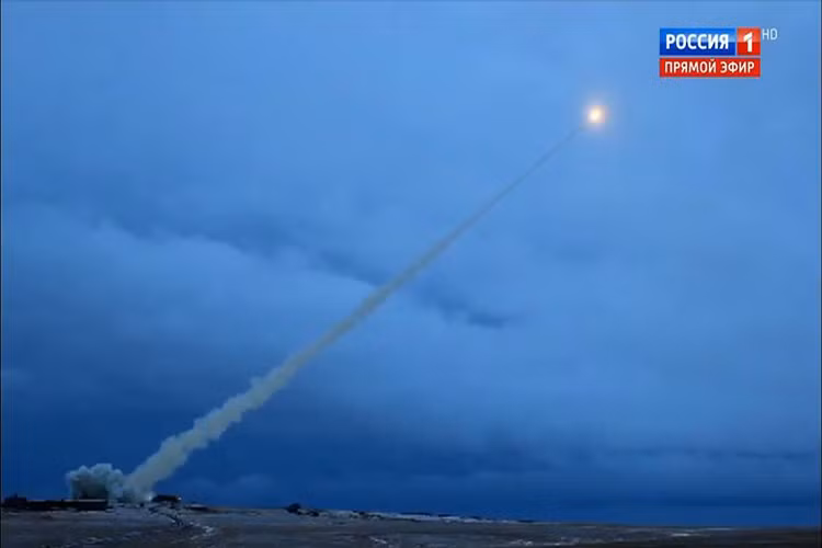 Dựa trên những thông tin ban đầu có được, tên lửa hành trình mới của Nga được trang bị hệ thống động cơ đẩy sử dụng năng lượng hạt nhân có khả năng hoạt động không giới hạn, có thể tấn công bất cứ mục tiêu nào trên thế giới và hoạt động một cách độc lập. Hiện tại Nga vẫn đang trong quá trình phát triển loại tên lửa hành trình này và sẽ sớm được đưa vào trang bị trong tương lai gần. Nguồn ảnh: Russia 1.