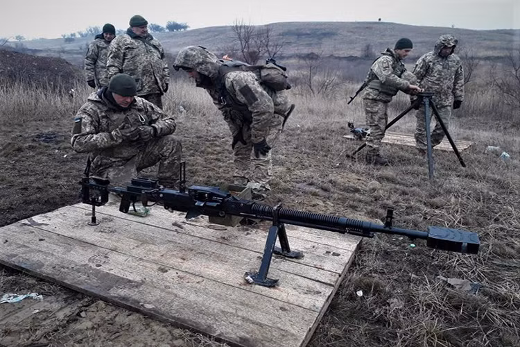 Súng máy DShK có lẽ là cái tên quá quen thuộc trong quân đội các nước XHCN trước đây và nhiều quốc gia trên thế giới, dù tồn tại đã hơn 80 năm DShK vẫn có sức hút riêng của mình trong nhiều cuộc chiến trên thế giới hiện tại, và miền Đông Ukraine là một trong số đó. Nguồn ảnh: ATO.