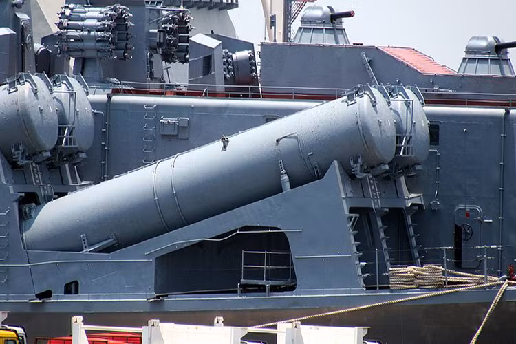 Những ống tròn đặt dọc hông tàu thuộc về tổ hợp tên lửa “săn tàu sân bay Mỹ” P-1000 Vulkan. Tổng cộng có tới 16 ống phóng chứa các quả đạn tên lửa hành trình chống tàu tốc độ siêu âm P-1000 Vulkan nặng tới 4,8 tấn, dài 11,7m, mang đầu đạn nặng tới hơn 1 tấn. Nguồn ảnh: Wikipedia