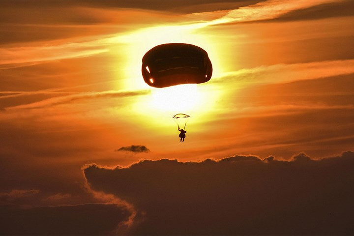 Lính dù Mỹ chuẩn bị tiếp đất sau khi nhảy từ máy bay C-130 Hercules xuống căn cứ Không quân Rivolto ở Italy.