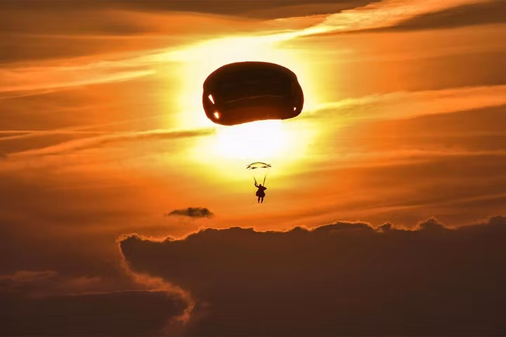 Lính dù Mỹ chuẩn bị tiếp đất sau khi nhảy từ máy bay C-130 Hercules xuống căn cứ Không quân Rivolto ở Italy.