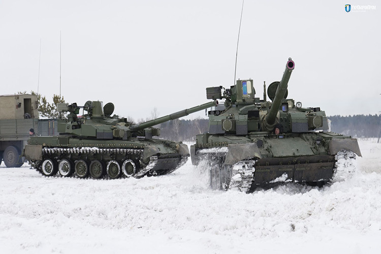 “Cột đình” nhô lên quá cao như vậy trong chiến đấu đặc biệt nguy hiểm, đối phương thay vì chăm chăm bắn vào thân xe sẽ nhằm vào bộ phận ngắm bắn – vô hiệu hóa được thì đồng nghĩa xe tăng bị “mù” không thể phát hiện cũng như bắn trúng mục tiêu. Nguồn ảnh: Thai Defence