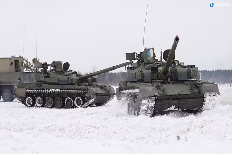 “Cột đình” nhô lên quá cao như vậy trong chiến đấu đặc biệt nguy hiểm, đối phương thay vì chăm chăm bắn vào thân xe sẽ nhằm vào bộ phận ngắm bắn – vô hiệu hóa được thì đồng nghĩa xe tăng bị “mù” không thể phát hiện cũng như bắn trúng mục tiêu. Nguồn ảnh: Thai Defence