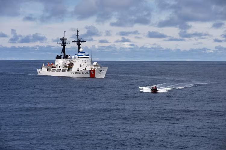 Được biết hầu hết các tàu Hamilton “nghỉ hưu” đều được Mỹ bán hoặc chuyển giao cho các quốc gia đối tác của mình trong đó có thể kể tới như Philippines với 3 chiếc, Bangladesh 2 chiếc và Nigeria 2 chiếc. Còn Việt Nam hiện tại là tàu CSB 8020. Nguồn ảnh: dvidshub.