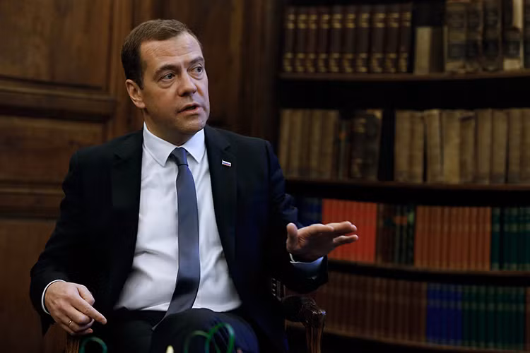 Mặc dù vai trò của ông Medvedev trên chính trường Nga khá mờ nhạt nhưng điều đó không nói lên được vai trò và vị trí của ông trong chính phủ Nga mới cũng như trong mắt ông Putin. Trong cuộc bầu cử tổng thống vào năm 2008, chính ông Medvedev là người đã giúp ông Putin chuyển giao quyền nhằm chuẩn bị cho nhiệm kỳ tổng thống thứ 3 sau năm 2012. Nguồn ảnh: Time Magazine