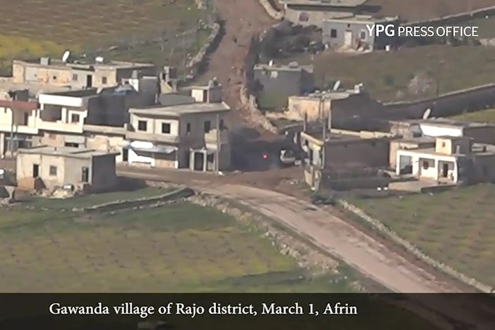 Chấm đỏ đang tiến lại gần chiếc xe quân sự đang đỗ bên vệ đường. Ảnh: YPG.