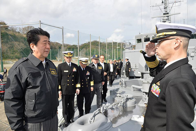 Dù là căn cứ hải quân lớn nhưng hàng năm một số lượng khách thăm quan (công dân Nhật) nhất định vẫn được vào căn cứ, lên tàu chiến hiện đại nhất thăm quan, giao lưu thủy thủ. Nguồn ảnh: JMSDF.