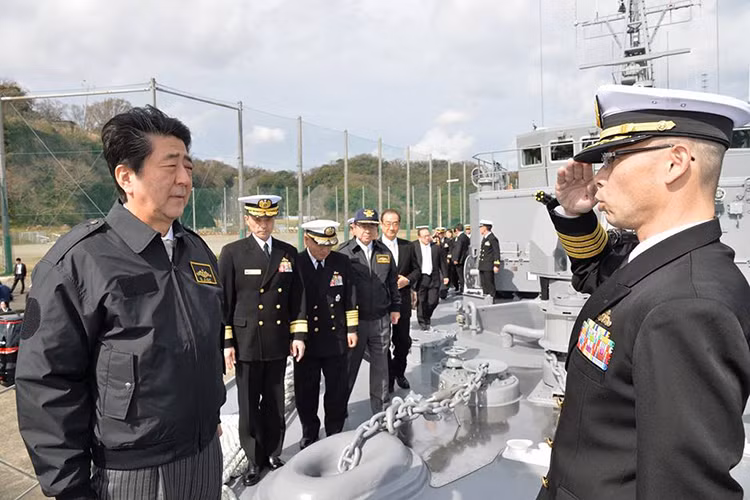 Dù là căn cứ hải quân lớn nhưng hàng năm một số lượng khách thăm quan (công dân Nhật) nhất định vẫn được vào căn cứ, lên tàu chiến hiện đại nhất thăm quan, giao lưu thủy thủ. Nguồn ảnh: JMSDF.