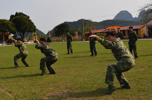 Đây được coi là lực lượng thiện chiến, luôn sẵn sàng chiến đấu cao, kịp thời nắm bắt tình hình báo cáo chỉ huy và xử lý nhanh các tình huống theo phương án A, A2; giải quyết các sự cố thiên tai, cháy nổ, tìm kiếm cứu nạn...; bảo đảm cho đơn vị không bị động, bất ngờ trong mọi tình huống. Ảnh: Biểu diễn các bài quyền. Nguồn ảnh: QĐND.