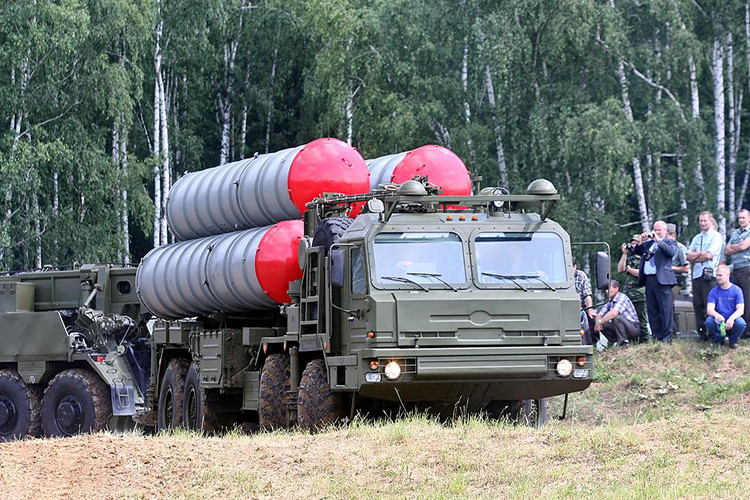 S-400 Triumf là hệ thống tên lửa phòng không cơ động cấp chiến lược do NPO Almaz thiết kế cho nhiệm vụ tiêu diệt mọi mục tiêu trên không bao gồm cả các tên lửa đạn đạo ở phạm vi tấn công cực đại 400km. Tính năng kỹ chiến thuật của S-400 được đánh giá là vượt xa Patriot PAC-2/3 của Mỹ hay SAM-P/T của châu Âu và cả HQ-9 Trung Quốc. Nguồn ảnh: Wikipedia