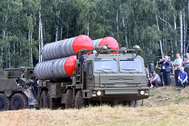 S-400 Triumf là hệ thống tên lửa phòng không cơ động cấp chiến lược do NPO Almaz thiết kế cho nhiệm vụ tiêu diệt mọi mục tiêu trên không bao gồm cả các tên lửa đạn đạo ở phạm vi tấn công cực đại 400km. Tính năng kỹ chiến thuật của S-400 được đánh giá là vượt xa Patriot PAC-2/3 của Mỹ hay SAM-P/T của châu Âu và cả HQ-9 Trung Quốc. Nguồn ảnh: Wikipedia