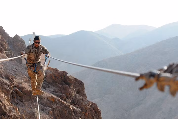 Lính bộ binh Mỹ sử dụng dây để vượt qua vách núi cheo leo tại Djibouti.