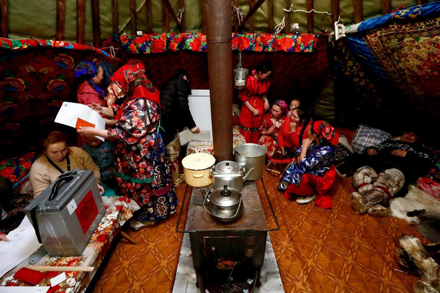 Những thành viên của bộ tộc Nenets chỉ đến thủ phủ của khu vực này - thị trấn Naryan Mar - để làm hộ chiếu hoặc đưa phụ nữ đi khám thai. Do không liên lạc nhiều với thế giới bên ngoài, người Nenets xem những sự kiện hiếm hoi được gặp gỡ người ngoài bộ tộc như một dịp lễ hội, tương tự như cuộc bầu cử tổng thống lần này.