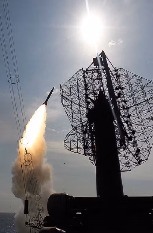 Khoảnh khắc bắn thử đạn tên lửa 5V55RM của tổ hợp S-300F từ tuần dương hạm Moskva. Tên lửa đạt tầm bắn 7-90km, tiêu diệt mục tiêu bay nhanh Mach 4 ở trần bay từ 25m tới 25km. Nguồn ảnh: Wikipedia.