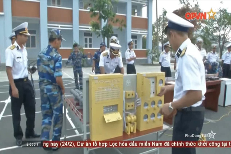 Nhìn kích thước mô hình ống phóng, có thể phỏng đoán khả năng cao tàu Gepard 3.9 được trang bị ngư lôi hạng nặng 533mm. Trong ảnh, đằng sau là mô hình hệ thống vận hành ngư lôi. Nguồn ảnh: Kênh QPVN