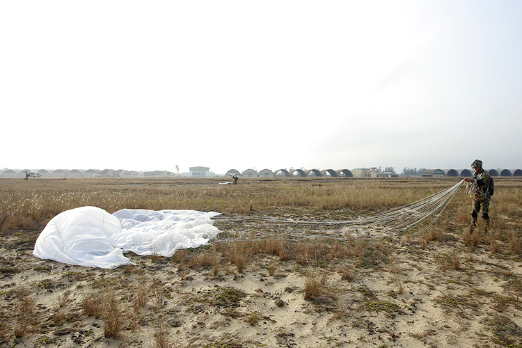 Lúc này, nhiệm vụ của người lính là phải thu dù thật nhanh để thực hiện các hoạt động tiếp theo.