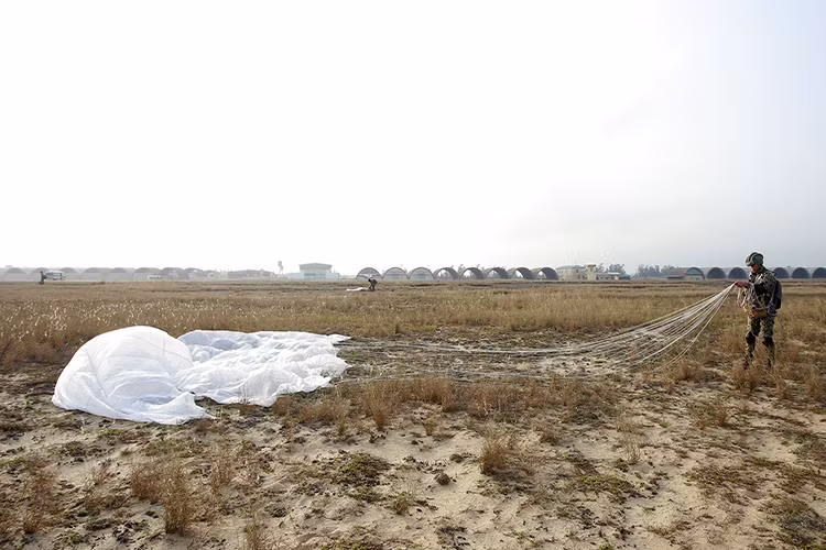 Lúc này, nhiệm vụ của người lính là phải thu dù thật nhanh để thực hiện các hoạt động tiếp theo.