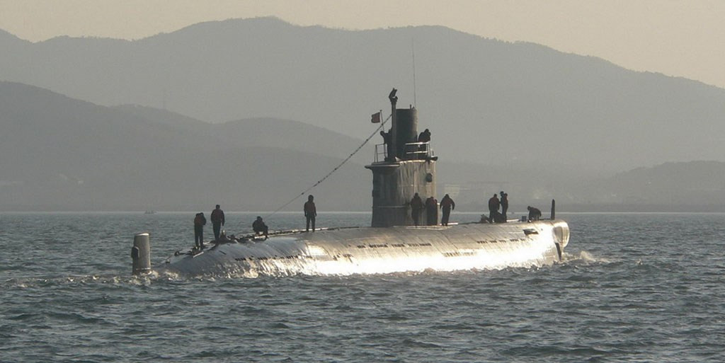 Theo Jane's, một hình ảnh được chụp ngày 30/11/2017 cho thấy, một con tàu ngầm thuộc Type 033 dài 76,6m đang được đại tu sửa chữa tại nhà máy sửa chữa tàu biển Tasari - căn cứ hải quân nhỏ nằm ở bờ biển phía Tây Triều Tiên. Nguồn ảnh: Military Edge