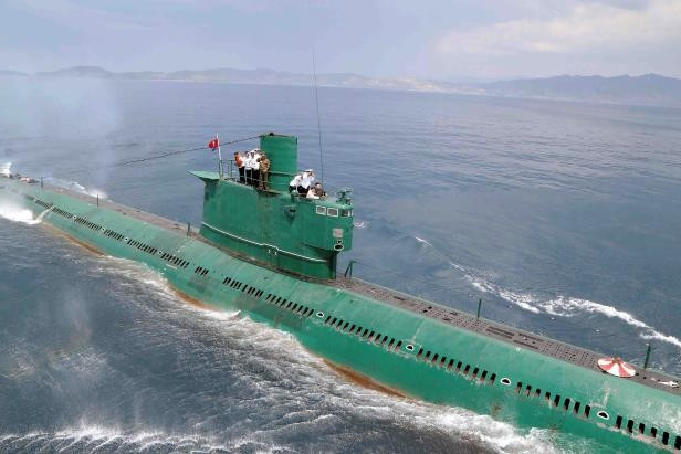 Tuy nhiên, chỉ có vài chiếc thực sự được lắp ráp tại Trung Quốc, phần lớn các tàu ngầm Type 033 được chế tạo tại Triều Tiên. Do đó, đây được xem là cơ sở để Triều Tiên lấy kinh nghiệm tự đóng hàng loạt tàu ngầm mini và đặc biệt là tàu ngầm phóng tên lửa đạn đạo mà nước này gây sửng sốt cho cả thế giới mấy năm gần đây. Nguồn ảnh: Military Edge