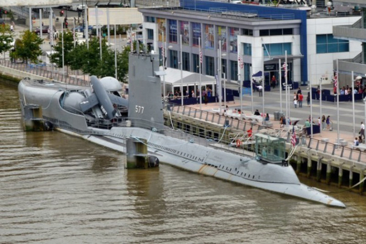 Mặc dù chỉ hoạt động vỏn vẹn 6 năm đã bị loại biên chế, thế nhưng những bí mật bên trong tàu ngầm USS Growler (SSG-57) mãi tới tận những năm đầu thế kỷ 21 mới được công khai. Ngày 21/5/2009, hàng vạn du khách đã được lên thăm quan USS Growler (SSG-57) neo đậu tại cầu cảng 86, Tổ hợp bảo tàng hàng hải, hàng không và vũ trụ Intrepid ở New York City. Nguồn ảnh: Arms-Expo.