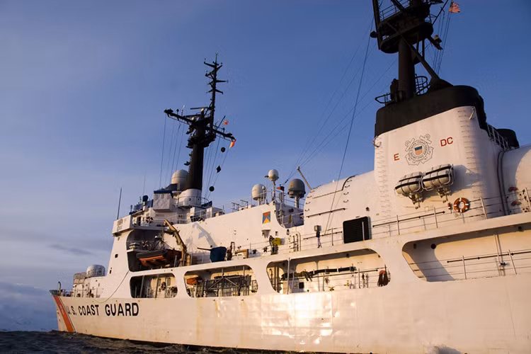 Cận cảnh tàu USCGC Sherman trong những ngày hoạt động cuối cùng của mình trong biên chế Tuần duyên Mỹ. Sau khi “nghỉ hư” con tàu này cần khoảng thời gian vài tháng để tháo dỡ vũ khí và tân trang lại trước bàn giao cho Cảnh sát Biển Việt Nam. Nguồn ảnh: dvidshub.