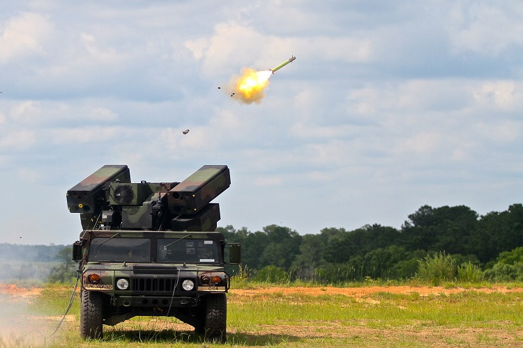 Sau khi được bắn đi tên lửa Stinger sẽ được dẫn đường bằng cụm hồng ngoại được tích hợp sẵn trên Avenger và nó hoạt động theo cơ chế “bắn và quên”. Toàn bộ cụm chiến đấu của Avenger được đặt trên khung gầm xe bọc thép Humvee tiêu chuẩn với trọng lượng chiến đấu chỉ dưới 4 tấn. Nguồn ảnh: Quân đội Mỹ.