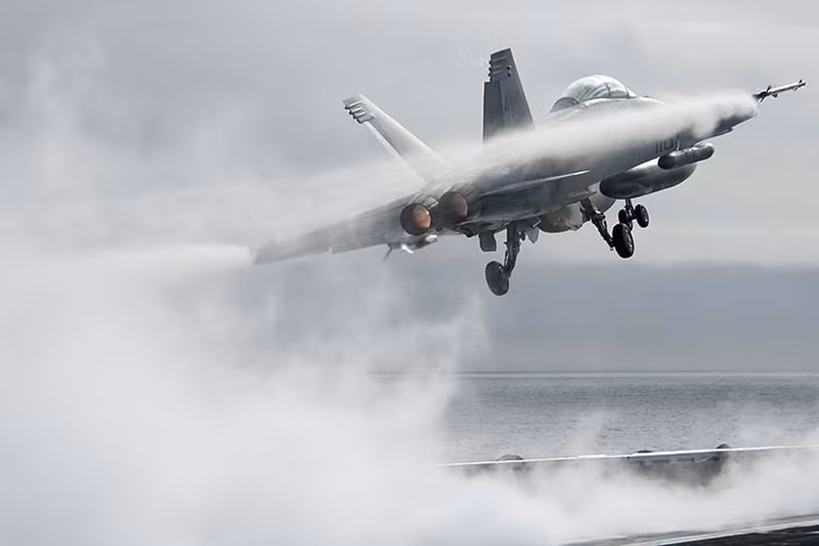 F/A-18E/F Super Hornet là tiêm kích trên hạm đa nhiệm được phát triển trên cơ sở cải tiến mẫu F/A-18 Hornet. Chúng có khả năng không chỉ làm nhiệm vụ tiêu diệt các mục tiêu trên không mà còn không kích được mục tiêu trên mặt nước và đất liền với nhiều loại vũ khí thông minh. Sức mạnh của F/A-18E/F Super Hornet đã được chứng minh qua nhiều cuộc chiến ở vùng Vịnh. Nguồn ảnh: Wikipedia