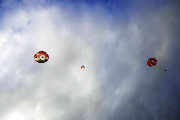 Những chiếc dù bung ra ở độ cao xấp xỉ 1000m trông như những đóa hoa đầy màu sắc trên nền trời xanh.