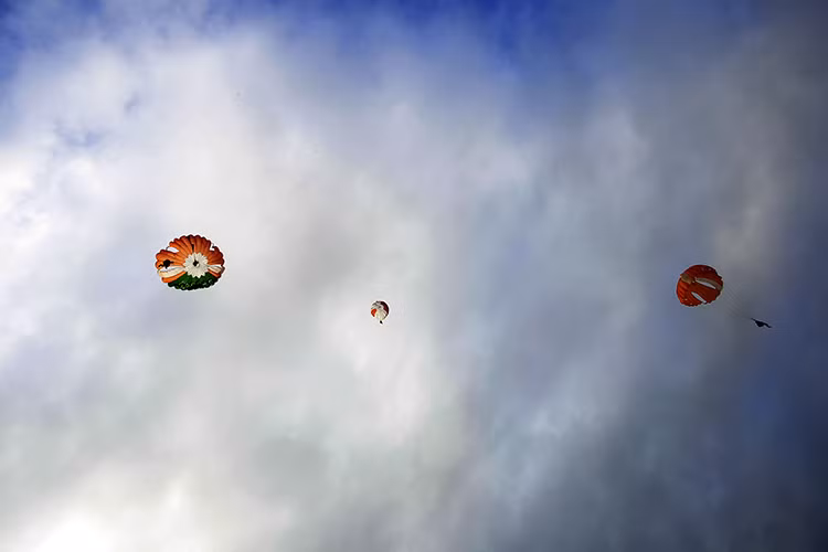 Những chiếc dù bung ra ở độ cao xấp xỉ 1000m trông như những đóa hoa đầy màu sắc trên nền trời xanh.