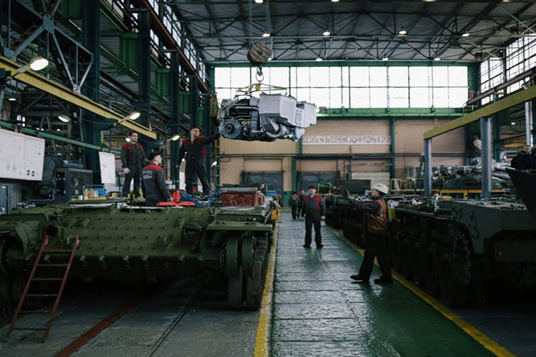 Mạng Arms-Expo mới đây đã đăng tải loạt ảnh ghi nhận không khí khẩn trương nâng cấp các xe tăng T-80 tại một nhà máy quốc phòng Nga. Số xe tăng này được cho là nằm trong kế hoạch đầy tham vọng của nước Nga – hiện đại hóa toàn bộ 3.000 chiếc chiến xa T-80 lên chuẩn hiện đại nhằm bảo đảm phòng tuyến trên bộ của nước Nga trong bối cảnh các xe tăng T-14 Armata vẫn chưa sẵn sàng. Nguồn ảnh: Arms-Expo