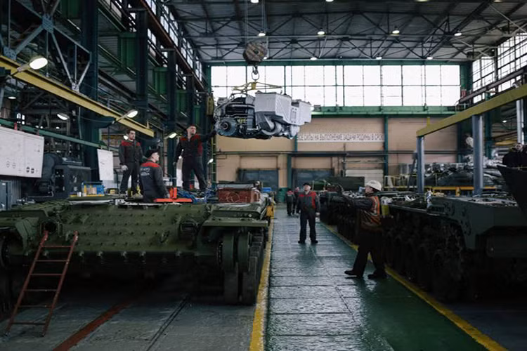 Mạng Arms-Expo mới đây đã đăng tải loạt ảnh ghi nhận không khí khẩn trương nâng cấp các xe tăng T-80 tại một nhà máy quốc phòng Nga. Số xe tăng này được cho là nằm trong kế hoạch đầy tham vọng của nước Nga – hiện đại hóa toàn bộ 3.000 chiếc chiến xa T-80 lên chuẩn hiện đại nhằm bảo đảm phòng tuyến trên bộ của nước Nga trong bối cảnh các xe tăng T-14 Armata vẫn chưa sẵn sàng. Nguồn ảnh: Arms-Expo
