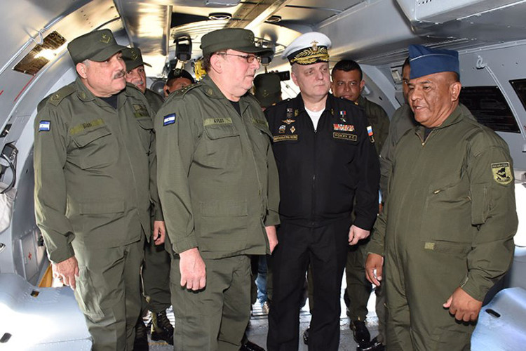 Đại diện phía Nicaragua thăm quan bên trong một chiếc An-26. Nguồn ảnh: Arms-Expo