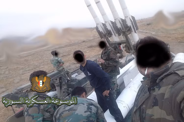 Theo đó vào đầu tháng này một tài khoản Twitter có tên @Syr_Mil_Wik chuyên đăng các bài viết về trang thiết bị quân sự mới nhất của Quân đội Syria, đã vô tình tiết lộ hệ thống radar chiến thuật mới nhất của nước này là 1L122-1E lắp trên khung gầm bọc thép MT-LB. Nguồn ảnh: Syr_Mil_Wik.