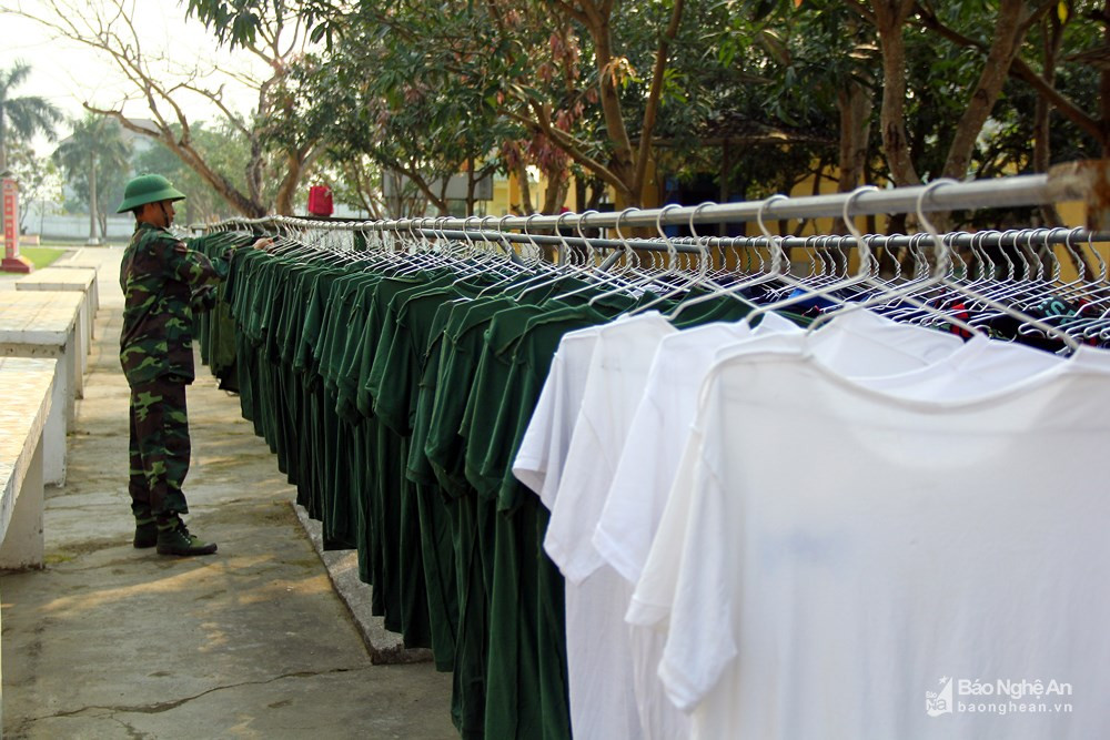 Từ việc phơi khăn mặt, quần áo cũng phải thẳng tắp theo hàng. "Thời gian đầu, khó khăn nhất vẫn là làm quen với giờ giấc. Ở nhà ngủ lúc nào cũng được, nhưng vào đây thì phải theo khuôn khổ" - binh nhì Lô Văn Kỳ nói. Ảnh: Tiến Hùng.