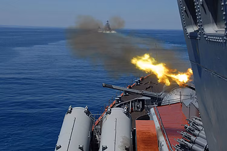 Bên cạnh tên lửa, tuần dương hạm 1164 Atlant còn được trang bị một số vũ khí "bổ trợ" đánh tầm gần, như 6 bệ pháo cao tốc CIWS AK-630, 40 tên lửa tầm thấp Osa-M, bom chống ngầm RBU cùng ngư lôi hạng nặng 533mm. Nguồn ảnh: Wikipedia