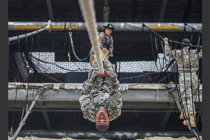 Binh sĩ Mỹ nỗ lực hoàn thành bài huấn luyện sử dụng dây vượt chướng ngại vật tại Fort Jackson.