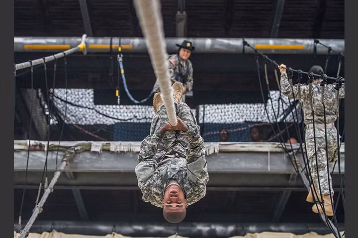 Binh sĩ Mỹ nỗ lực hoàn thành bài huấn luyện sử dụng dây vượt chướng ngại vật tại Fort Jackson.
