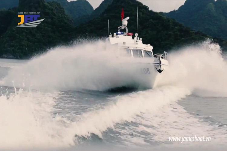 Với thân tàu làm từ vật liệu PPC, tàu tuần tra cao tốc MS-50S trong suốt quá trình sử dụng không cần sơn và bảo dưỡng thân vỏ, tàu có độ ổn định rất tốt, đạt tốc độ cao và đặc biệt là tiết kiệm nhiên liệu. Nguồn ảnh: James Boat.