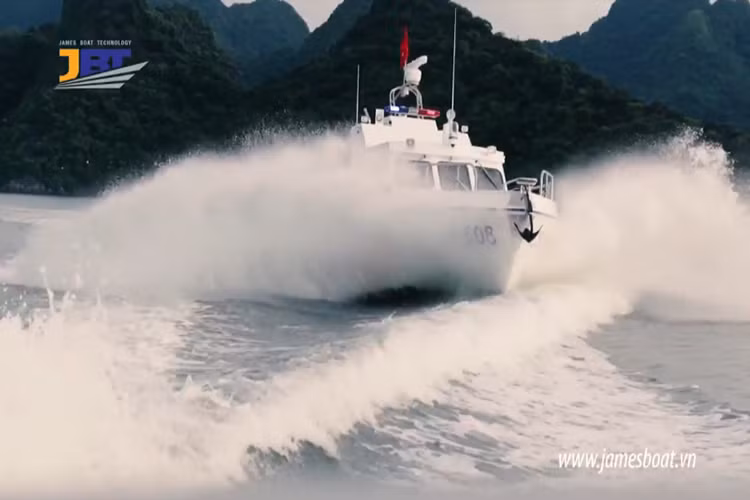 Với thân tàu làm từ vật liệu PPC, tàu tuần tra cao tốc MS-50S trong suốt quá trình sử dụng không cần sơn và bảo dưỡng thân vỏ, tàu có độ ổn định rất tốt, đạt tốc độ cao và đặc biệt là tiết kiệm nhiên liệu. Nguồn ảnh: James Boat.