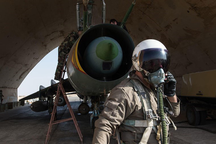 Bất chấp sự thiếu hụt về trang bị lẫn nguy hiểm trên chiến trường, phi công Syria cùng những chiếc tiêm kích bom Su-22M4 vẫn đóng vai trò quan trọng góp phần giúp quân đội Syria dành được một loạt chiến thắng quan trọng ở Đông Ghouta, khi có hơn 60% khu vực này đã được giải phóng. Nguồn ảnh: FalkeEins.