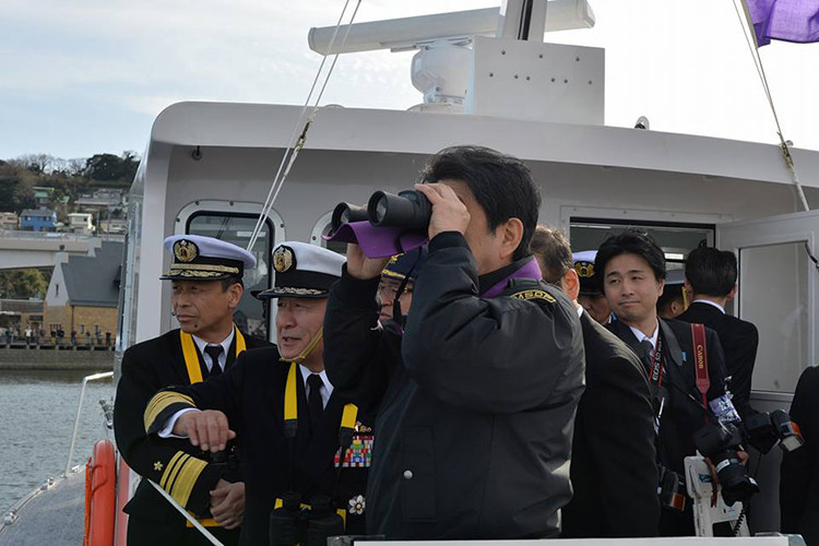 Tàu JS Hatsushima có lượng giãn nước khoảng 550 tấn và có thủy thủ đoàn hơn 40 người, nhiệm vụ chính của nó là tuần tra và bảo vệ cửa ngõ dẫn vào căn cứ Yokosuka cũng như các vùng biển ven bờ. Nguồn ảnh: JMSDF.