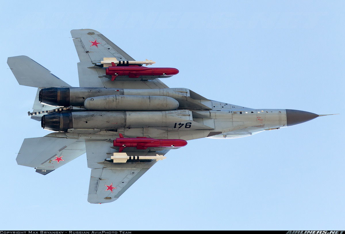 Tải trọng vũ khí tăng lên 5,5 tấn (nguyên bản MiG-29 chỉ 3,5 tấn) với 8 giá treo cho phép triển khai đa dạng tên lửa không đối không tầm ngắn-tầm trung, tên lửa chống hạm Kh-31A, Kh-35U; tên lửa chống radar Kh-31P hay Kh-25MP... Nguồn ảnh: Airlines.net