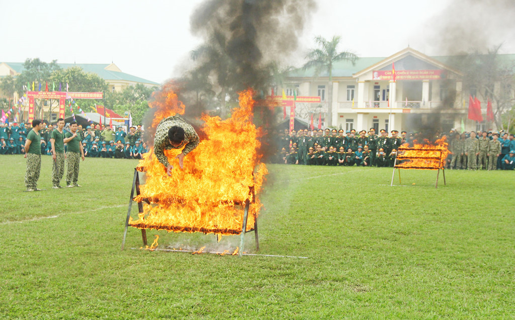Tiếp đó, họ thể hiện màn vượt rào lửa. Sau khi vượt rào lửa thành công, chiến sĩ sẽ chiến đấu tay không với đối phương có vũ khí.