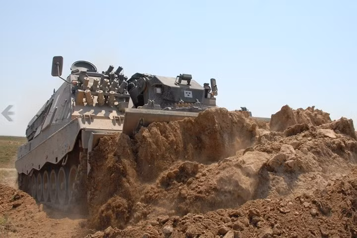 Để phòng thủ, xe được trang bị súng máy 12,7mm. Xe có một động cơ giống của xe tăng Leopard 2.