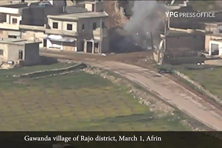 Có 7 quân nhân trong chiếc xe này. Tất cả đều thiệt mạng, theo YPG. Ảnh: YPG.