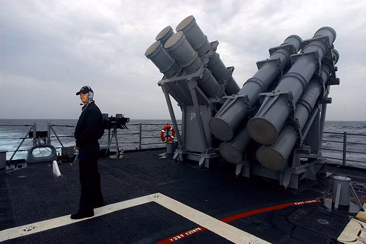 Ngoài bệ phóng Mk41 “thần thánh”, tuần dương hạm Ticonderoga còn sở hữu một loạt các hệ thống vũ khí phụ khác “đồ sộ” như tàu chiến Nga nhưng thiết kế “đẹp và hợp lý” hơn nhiều để đảm bảo khả năng tàng hình cho tàu. Trong ảnh, bệ phóng tên lửa hành trình chống Harpoon – vũ khí chống tàu mặt nước không thể thiếu cho các tàu chiến Mỹ. Nguồn ảnh: Wikipedia