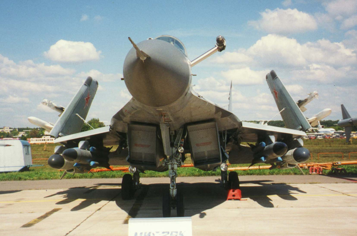 Mỗi máy bay MiG-29K mang tối đa 2 đạn Kh-31A, chúng lắp đầu đạn nặng khoảng 94kg - hơi nhẹ nhưng với vận tốc Mach 4 thì sức công phá khi lao vào tàu địch sẽ được nhân lên gấp bội. Có thể 8 quả đạn này chưa thể đánh chìm được một tàu sân bay 10 vạn tấn, nhưng là đủ để khiến các hàng không mẫu hạm khổng lồ mất khả năng chiến đấu. Nguồn ảnh: Wikipedia